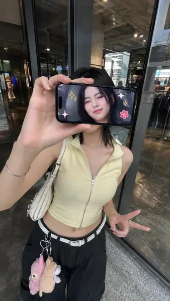 Creative iPhone Screen Face-Covering Portrait sample image