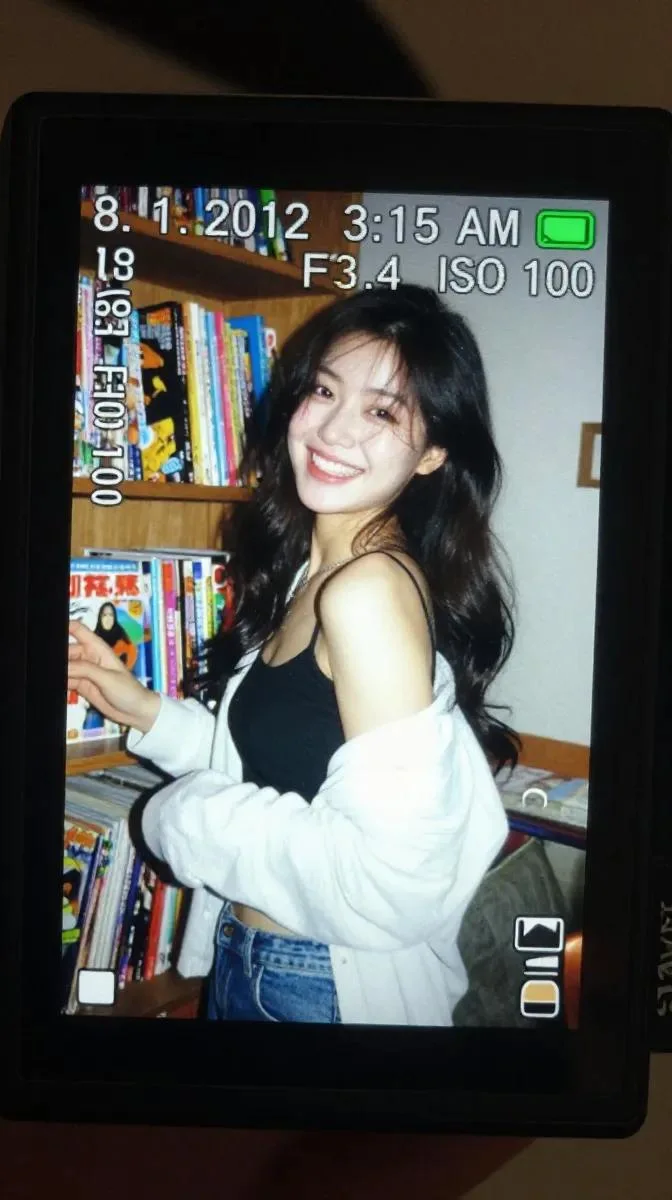 디지털카메라 화면 속 레트로 인물 사진 예시 이미지