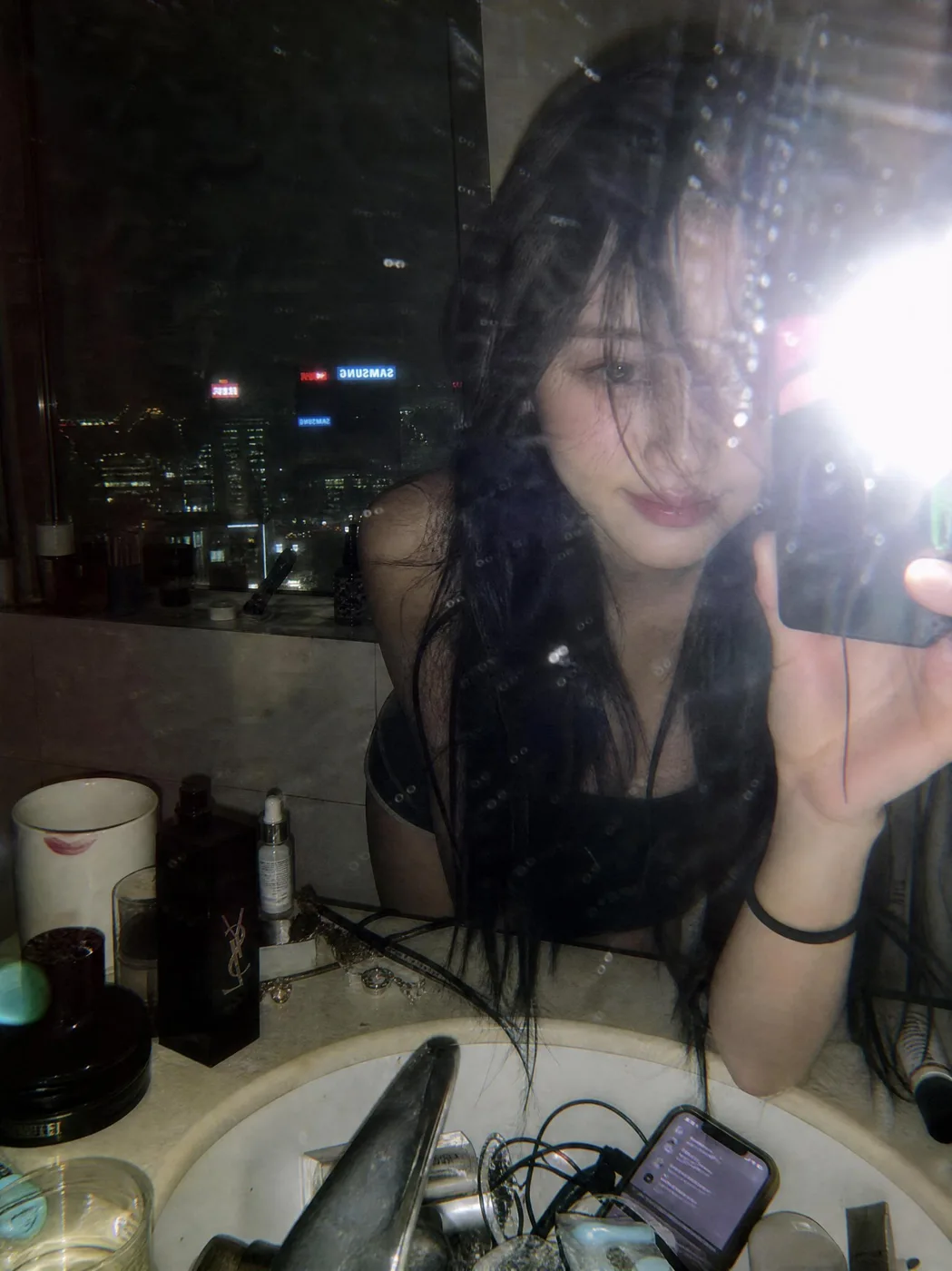 Y2K 고층 빌딩 욕실 거울 셀카 예시 이미지